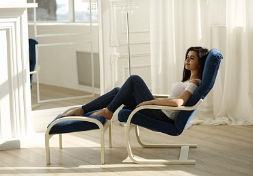 Кресла Девушка на синем кресло с пуфом - купить в интернет-магазине GreenTree